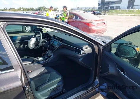 2018 Toyota Camry Xle z USA, uszkodzony, nr VIN 4T1B11HK2JU523754